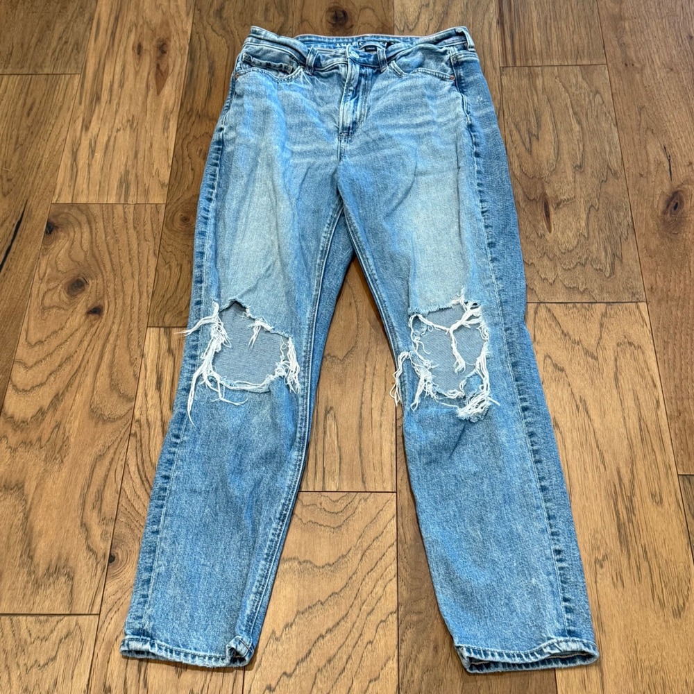 American Eagle Strigid Light Wash Distressed Straight Leg Jeans Womens 6 Regular